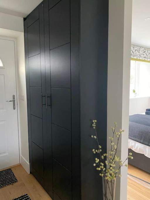 New Studio Apartment - Minutes Walk To Cathedral Солсбъри Екстериор снимка