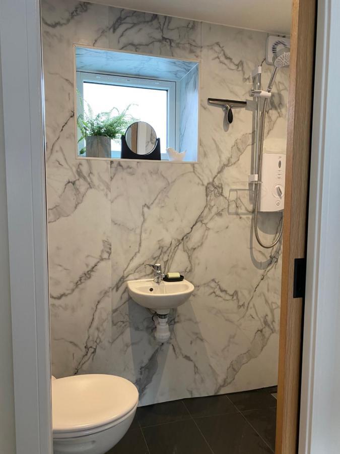New Studio Apartment - Minutes Walk To Cathedral Солсбъри Екстериор снимка
