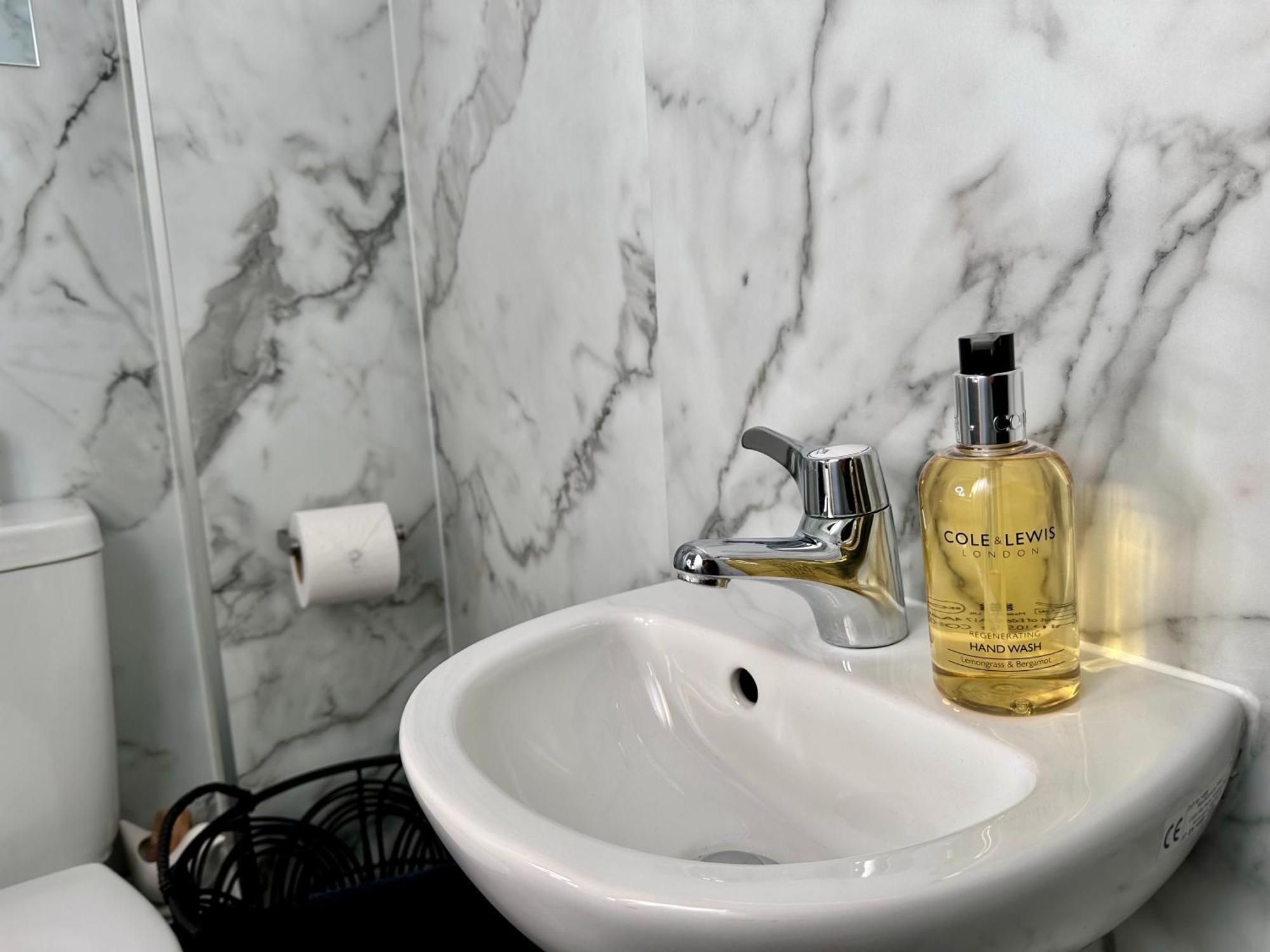 New Studio Apartment - Minutes Walk To Cathedral Солсбъри Екстериор снимка